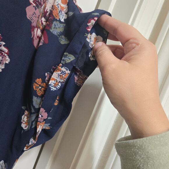 Maurices Navy Floral Criss Cross Blouse Size XL - Picture 9 of 9